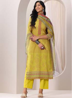 Women floral printed regular kurta with trousers & with dupatta 3