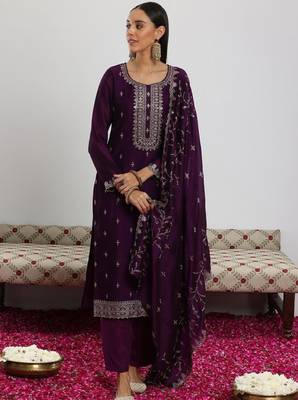 Women floral embroidered regular sequinned kurta with trousers & with dupatta 2