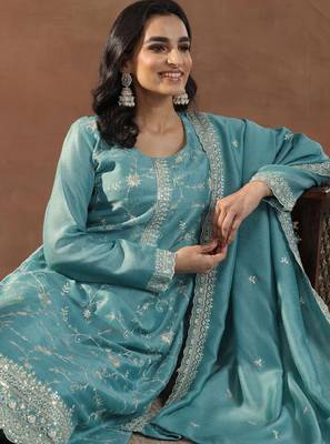 Women floral embroidered regular sequinned republic day kurta with trousers & with dupatta 1