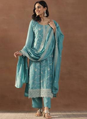Women floral embroidered regular sequinned republic day kurta with trousers & with dupatta 2