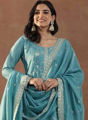 Women floral embroidered regular sequinned republic day kurta with trousers & with dupatta 3