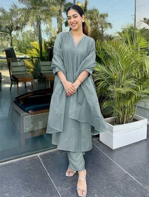 Women ethnic motifs embroidered regular kurta with trousers & with dupatta 1