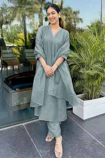 Women ethnic motifs embroidered regular kurta with trousers & with dupatta