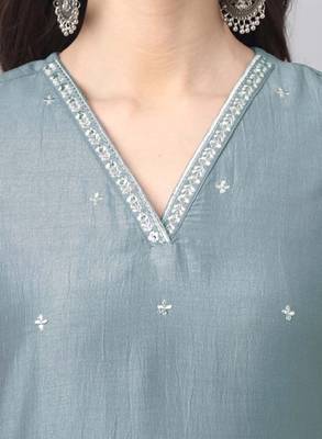 Women ethnic motifs embroidered regular kurta with trousers & with dupatta 3