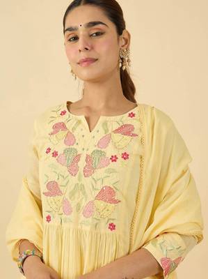 Women floral embroidered cotton kurta with trousers & dupatta 1