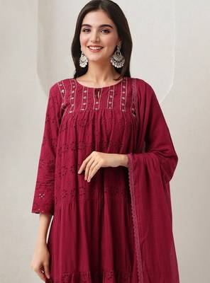 Women ethnic motifs printed cotton kurta with trousers & dupatta 2