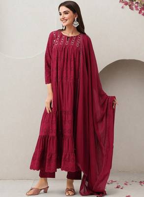 Women ethnic motifs printed cotton kurta with trousers & dupatta 3
