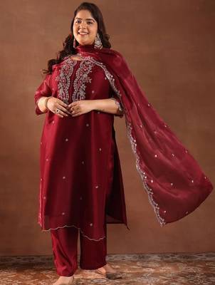 Women plus size embroidered sequinned kurta with trousers & dupatta 2