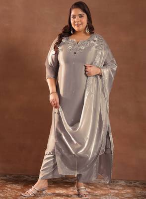 Extra love by libas plus size women floral embroidered kurta with trousers & with dupatta 2