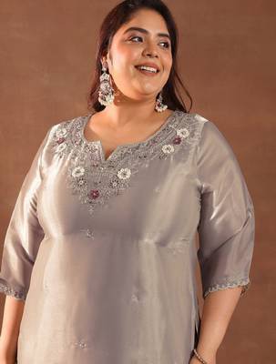 Extra love by libas plus size women floral embroidered kurta with trousers & with dupatta 3