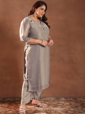 Extra love by libas plus size women floral embroidered kurta with trousers & with dupatta 4
