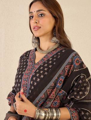 Floral printed v-neck pure cotton straight kurta with trousers & dupatta 2