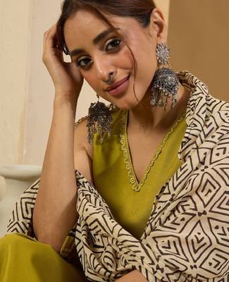 Sleeveless v-neck straight kurta with trousers & dupatta 2