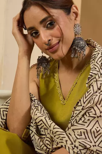 Sleeveless v-neck straight kurta with trousers & dupatta