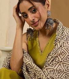 Sleeveless v-neck straight kurta with trousers & dupatta