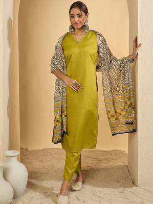 Sleeveless v-neck straight kurta with trousers & dupatta 1