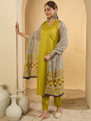 Sleeveless v-neck straight kurta with trousers & dupatta 3