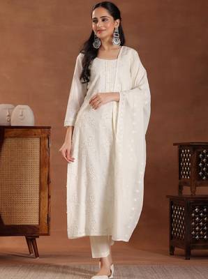 Women floral embroidered kurta with trousers & dupatta 1
