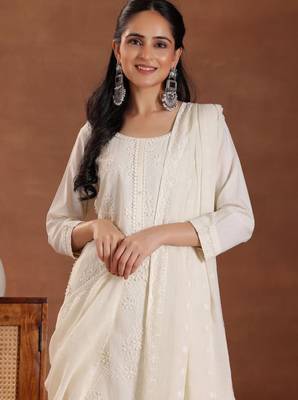 Women floral embroidered kurta with trousers & dupatta 2