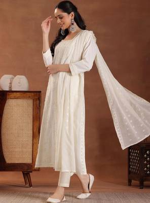 Women floral embroidered kurta with trousers & dupatta 3