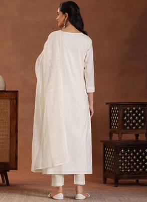 Women floral embroidered kurta with trousers & dupatta 4