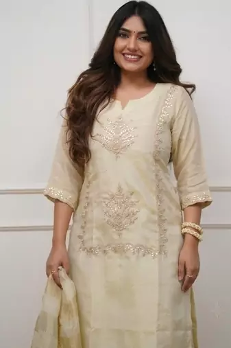 Cream chinon embroidered kurta pant set with jacquard dupatta
