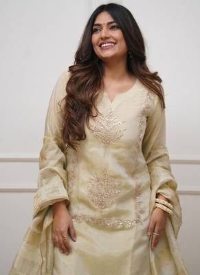 Cream chinon embroidered kurta pant set with jacquard dupatta 4