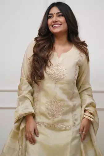 Cream chinon embroidered kurta pant set with jacquard dupatta
