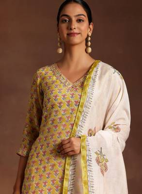Floral printed v-neck straight kurta with salwar and dupatta 2