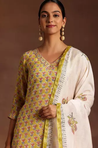 Floral printed v-neck straight kurta with salwar and dupatta