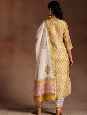 Floral printed v-neck straight kurta with salwar and dupatta 4