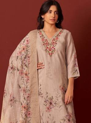 Women floral embroidered linen kurta with trousers & dupatta 2