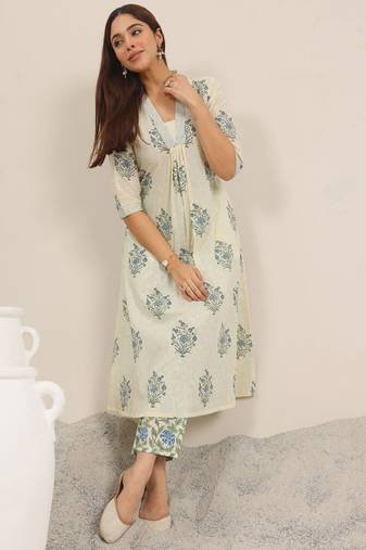 Women floral printed pleated kurta with trousers kurta sets