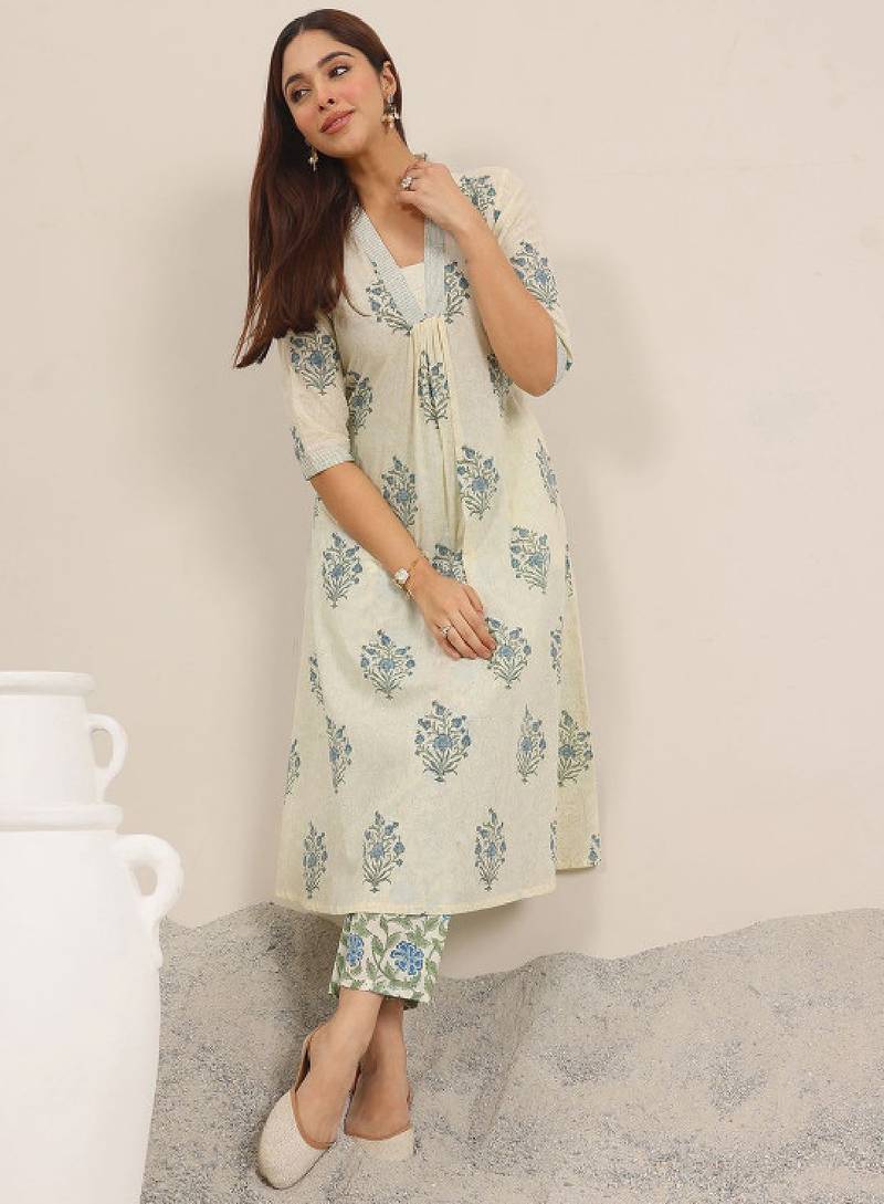 Women floral printed pleated kurta with trousers kurta sets