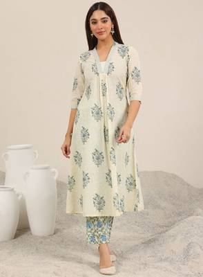 Women floral printed pleated kurta with trousers kurta sets 2