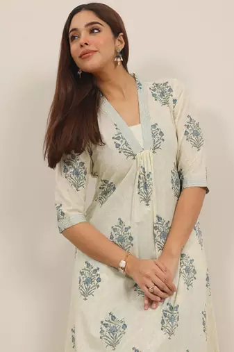 Women floral printed pleated kurta with trousers kurta sets