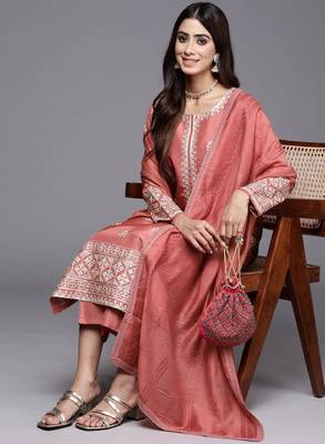 Women ethnic motifs embroidered kurta with trousers & dupatta 1