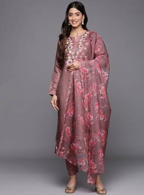 Women floral embroidered kurta with trousers & dupatta 2