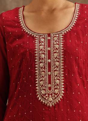 Women ethnic motifs embroidered kurta with trousers & dupatta 2
