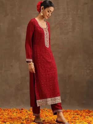 Women ethnic motifs embroidered kurta with trousers & dupatta 3