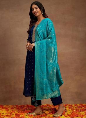 Women ethnic motifs embroidered thread work kurta with trousers & dupatta kurta sets 2