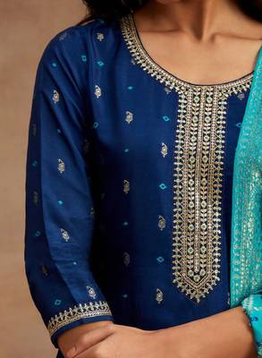 Women ethnic motifs embroidered thread work kurta with trousers & dupatta kurta sets 3