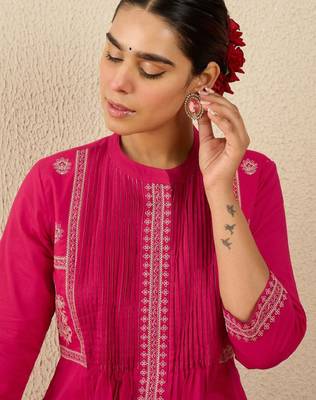 Women ethnic motifs printed cotton a-line kurta with trousers 3