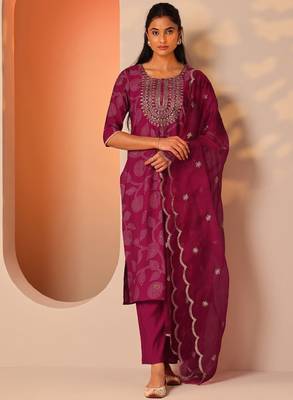 Women woven design embroidered kurta with trousers & dupatta 2