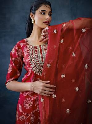 Bandhani printed round neck straight kurta with trousers & dupatta 2
