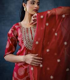 Bandhani printed round neck straight kurta with trousers & dupatta