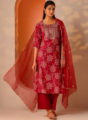 Bandhani printed round neck straight kurta with trousers & dupatta 1