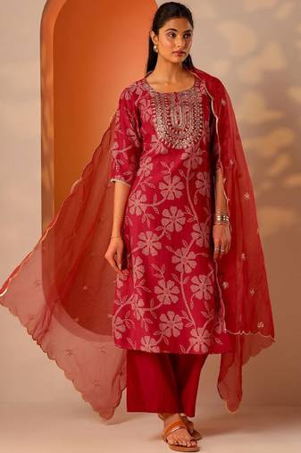 Bandhani printed round neck straight kurta with trousers & dupatta