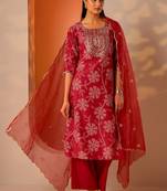 Bandhani printed round neck straight kurta with trousers & dupatta