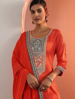 Women bandhani print regular thread work kurta with trousers & dupatta 2